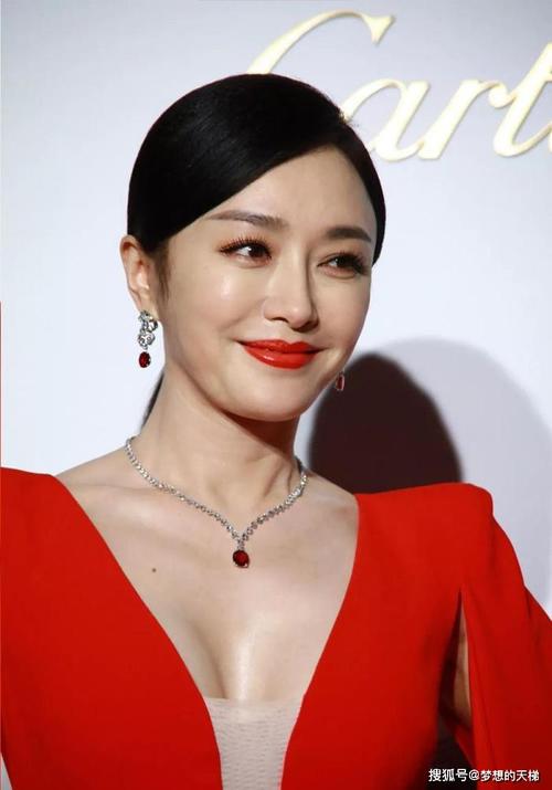 秦岚红裙领口开叉,竟露浅色内搭,这贵妇感真足