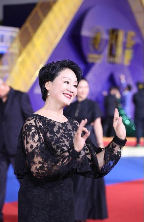 王姬骨子里有优雅气质发福曲线穿一身黑精致花纹真有高级范