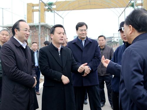 吴群刚在南充国家农业科技园现场办公