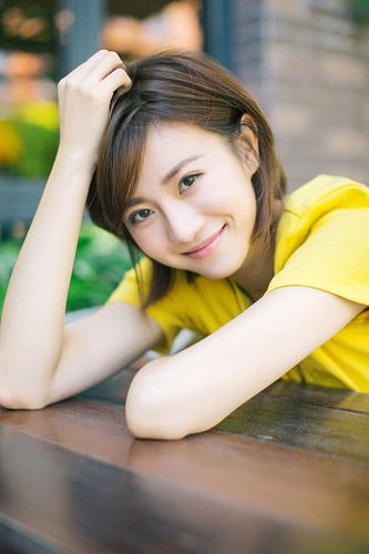 演员牟星休闲风慵懒 午后惬意清爽来袭