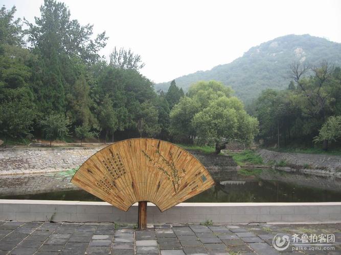 曲阜石门山的桃花扇