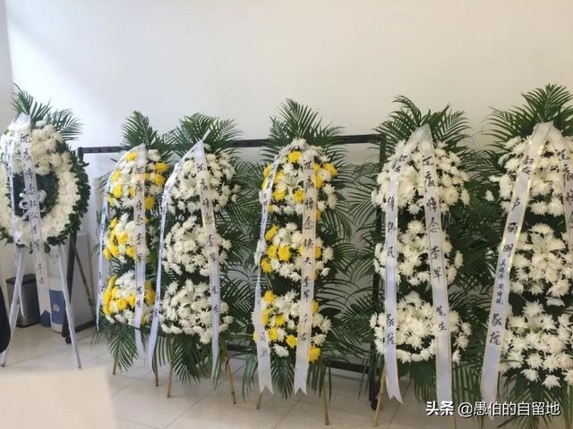 梦见在路上看见一棺材上铺着花圈是什么意思?