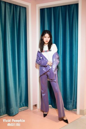 近日,王子璇拍摄的《南瓜街拍》时尚大片曝光,甜心girl和霸气女王的