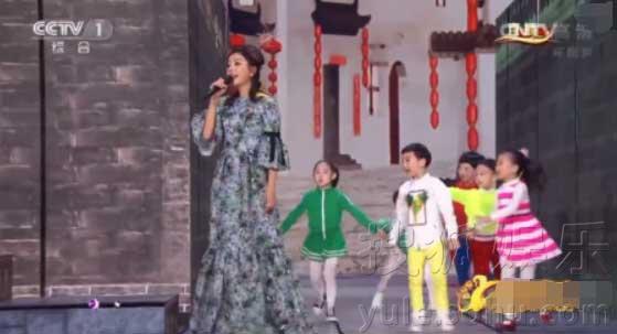 赵薇印花裙小毡帽美美哒!春晚献唱《六尺巷》