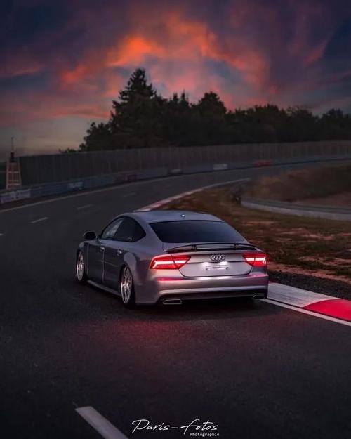 停车房溜背低趴奥迪a7在颜值这块拿捏的死死的