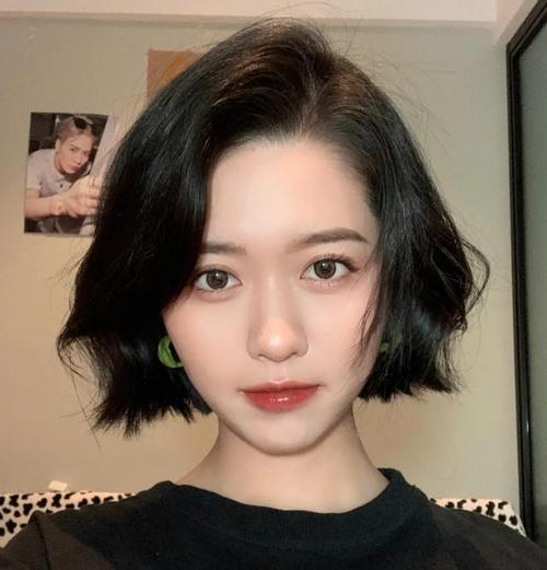一个合格的短发造型,头发千万不能太服帖,太过贴脸的头发,不仅容易显