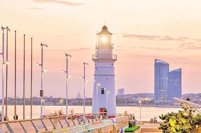 棠雪情定终生的的白色灯塔,就是青岛奥帆中心的情人坝灯塔