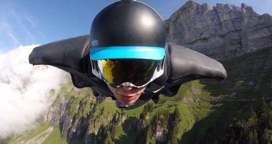 穿滑翔衣飞跃阿尔卑斯