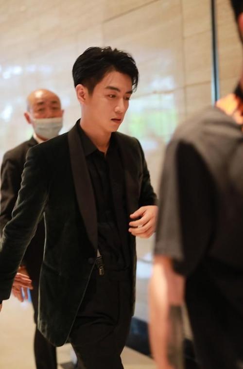 陈晓"绅士穿搭"造型要火,纯黑西装搭配太迷人,清爽不油腻.