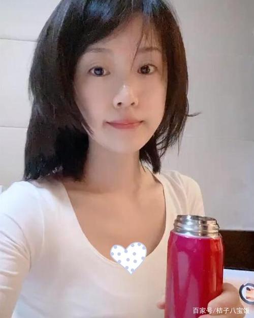 "阔太"李念躺在床上秀大长腿,原来"海藻"不化妆真的认
