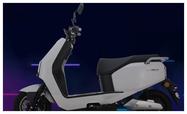 爱玛极力n599爱玛极力n599采用了pu800烤漆工艺,可防雨防晒,耐划痕