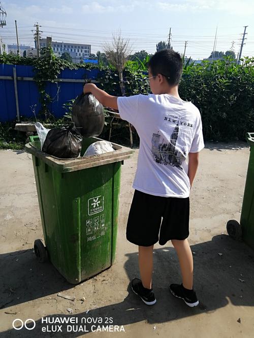 主动扔垃圾的孩子