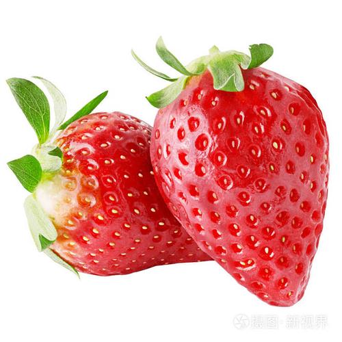 白色背景下的两个新鲜草莓果