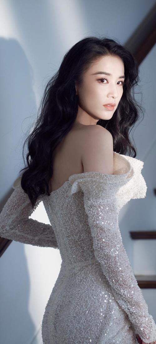 年轻时的黄圣依很美,现在的黄圣依更美,她现在还拥有少女般的身材