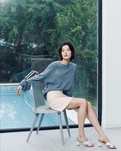 瞧董卿这样穿,太