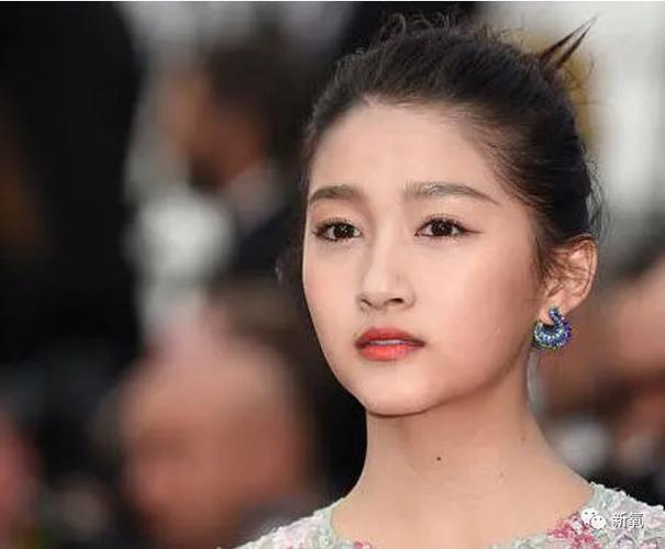 看下图,关晓彤的颧骨比下颌整体大一号,而刘诗诗的颧骨和下颌骨大小是