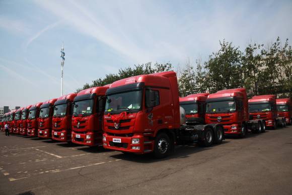 轻净之选百台欧曼lng牵引车交付煤炭运输用户