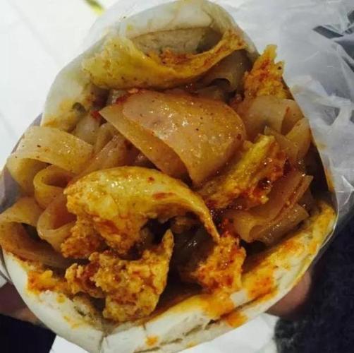 擀面皮,我晓得,馍,我吃过,但是擀面皮夹馍就是把擀面皮夹到馍里