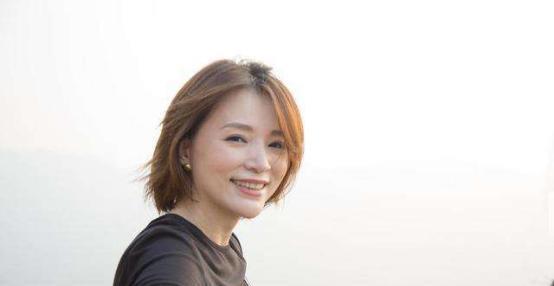 董卿年轻时候的照片曝光颜值说是仙女也不为过异国风情十足