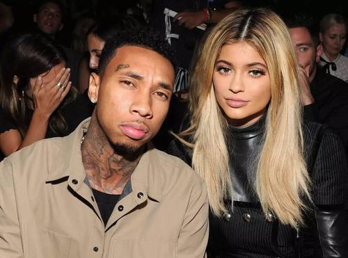kylie jenner,卡戴珊家中颜色不一样的烟火