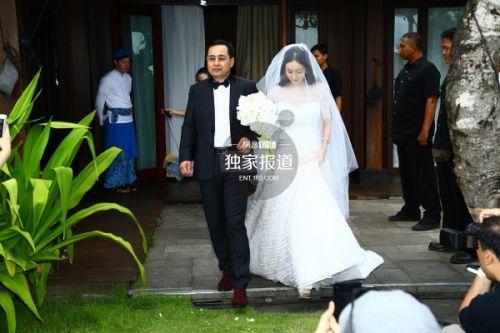 杨幂挽着父亲出场(资料图)