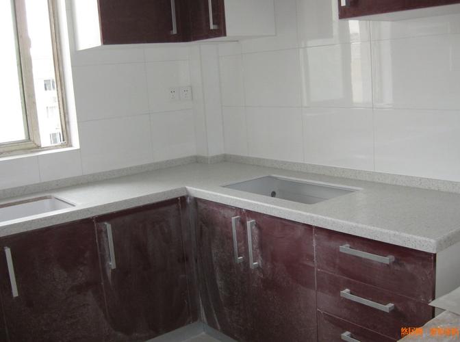 目前市面上的大部分橱柜的台面都是使用的人造石橱柜台面,而人造
