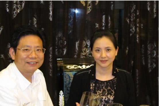 直到女儿长大成人,陶慧敏才找到了现在的丈夫王设忠,王设忠是一个舞蹈