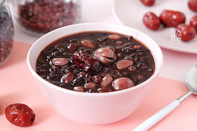 【食材】:红豆 50g,黑豆 50g,黑米 50g,糯米 50g,红皮花生 30g,莲子