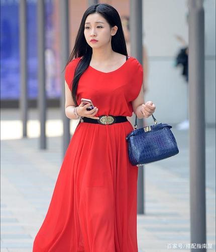 衣服充满了英俊潇洒的活力,绽放出美女不同寻常的气质