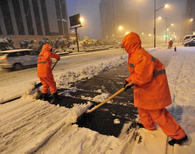 环卫工人一大早就要忙于繁重的清雪工作
