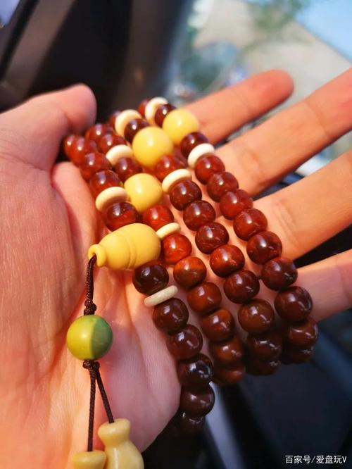 库克 库克手串,一般呈深棕色,最近也出现了"紫金"品种,他的外形非常