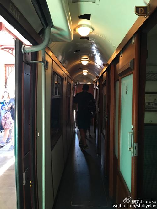 火车内部的走廊