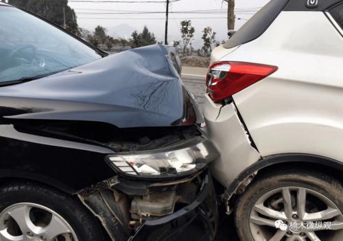南部境内一小车追尾前车,撞得有点猛!