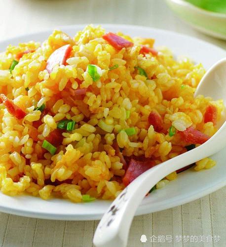 黄金蛋炒饭:一个看上去就诱人的美食,在家就能做出来!
