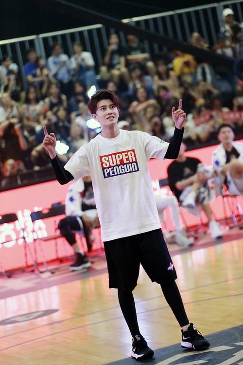 任嘉伦球场对战偶像麦迪赛后晒自拍现迷弟脸