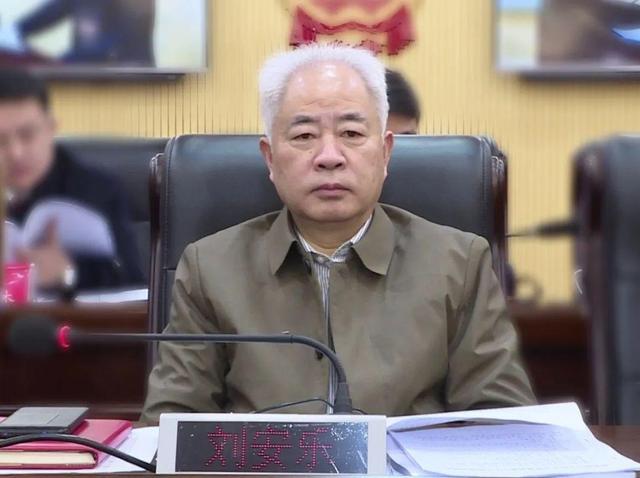 南县十七届人大常委会第三十二次会议召开