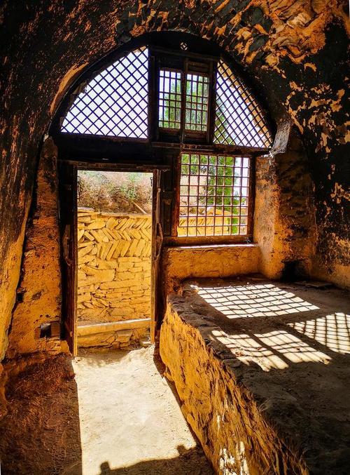 在一排破窑洞院落中有一个遗存:3孔匈奴人建造居住的距今1500多年历史