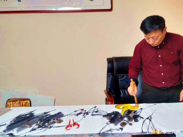 被誉为最有潜力的当代实力派画家王少华走进邳州献墨宝