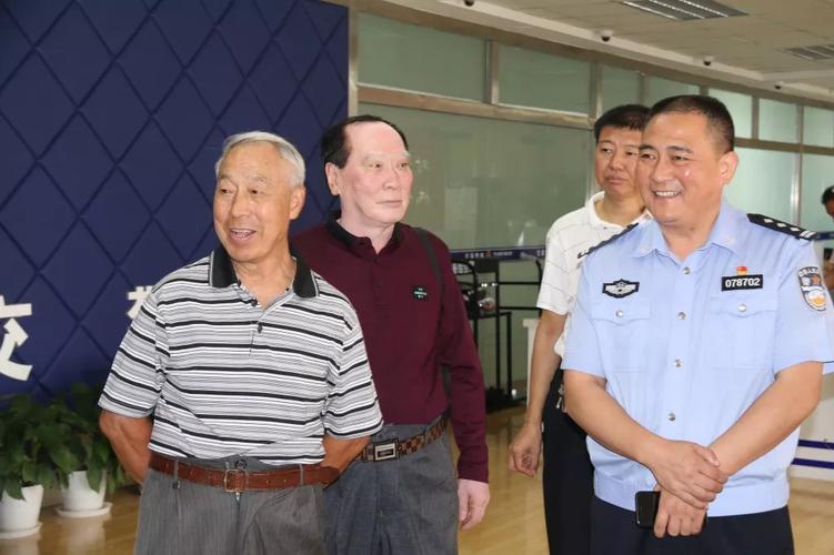 永清县离退休干部到公安局参观考察