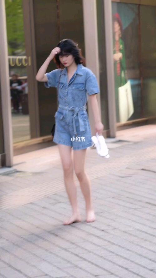 敢光脚走在路上的小姐姐都是特别霸气的_一起来跳姐姐