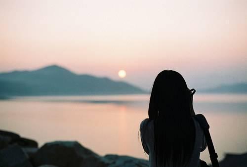 突然一刻心酸的失落句子让人一看就心疼的图片