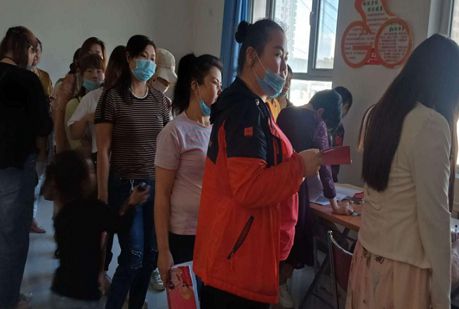 发放材料20余份,向辖区居民宣传国家计生工作的政策,开展避孕节育