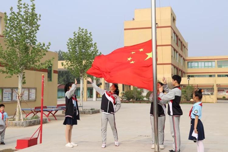 担任本周升旗仪式的是三·二中队.