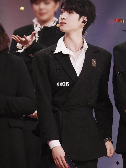 时代少年团严浩翔绝美九图_西服_相册_时代少年团严浩翔_娱乐_明星