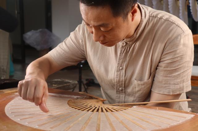 原创|一个非遗"守艺人"的坚守——访荣昌折扇市级非遗