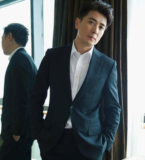 粉丝送保剑锋"农村三霸之一"的活鹅作礼物,交接现场引