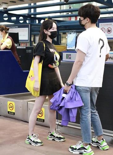 原创张檬携男友小五现身机场,穿紧身背心展现傲人身材,扎双麻花辫很