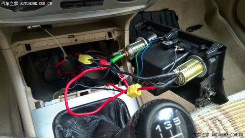 接了原车电源线,并且用接线夹把加装的点烟器电源线并联上去,这样加装