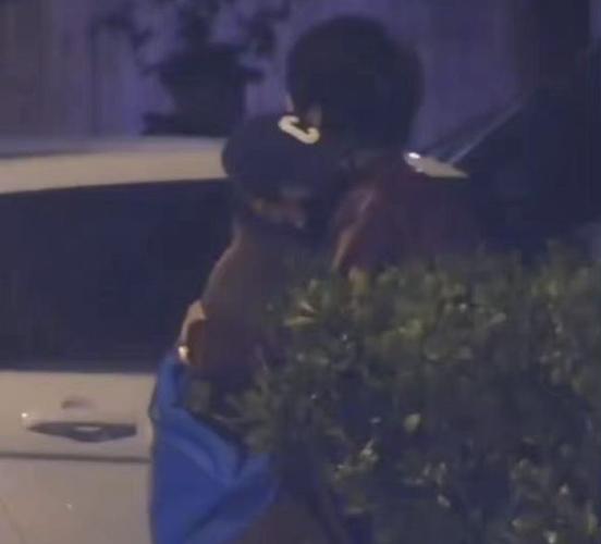 据狗仔描述张哲轩趁马思纯没下车时拥抱了其他的女生朋友,不过连狗仔