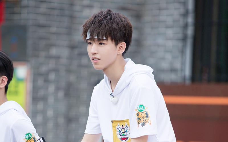 清新帅气王俊凯背景壁纸_高能少年团帅气担当